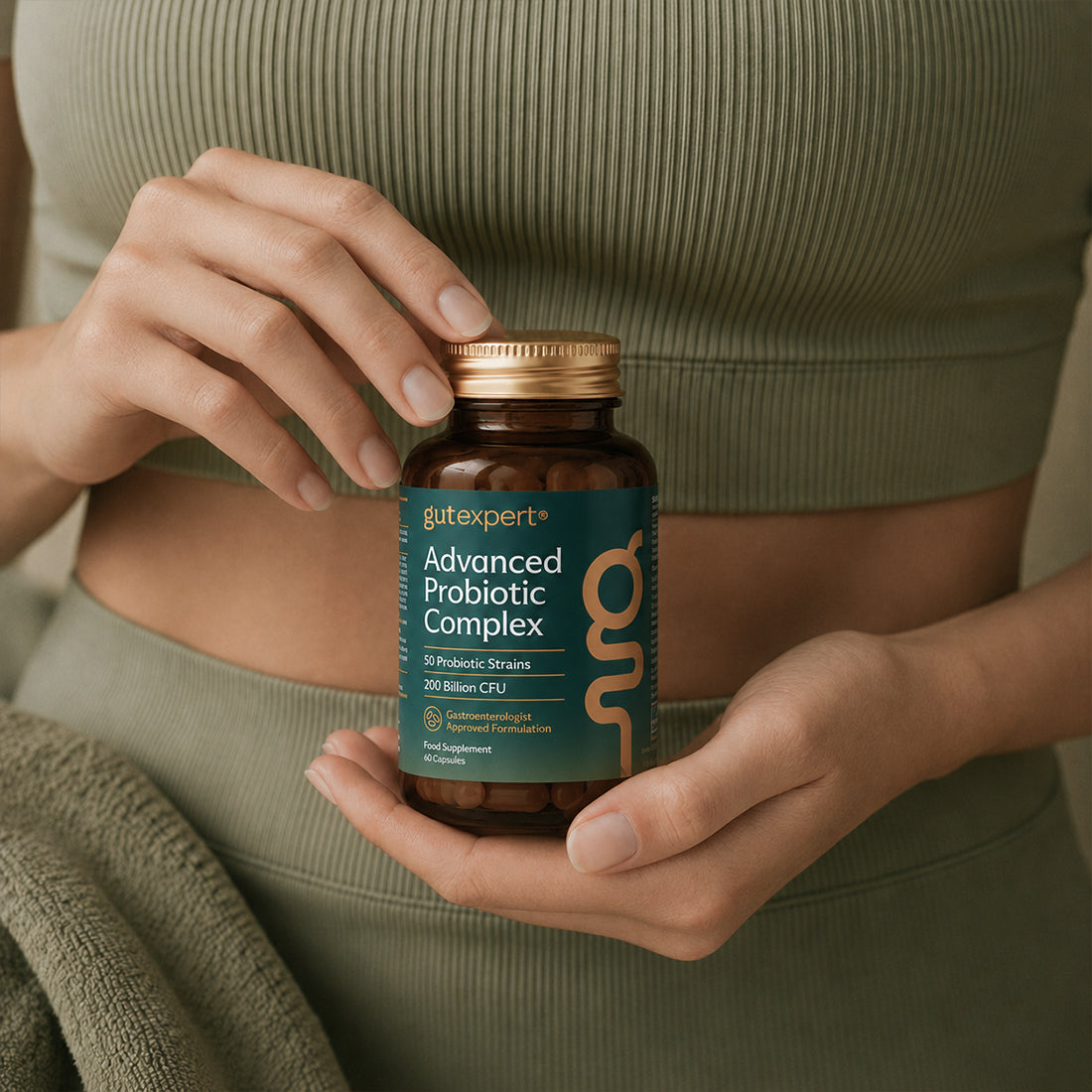 Прием на GutExpert Advanced Probiotic Complex капсула като част от дневна рутина